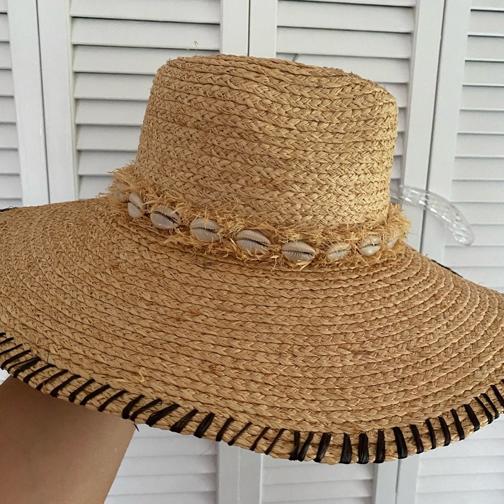 Woven hat with shells